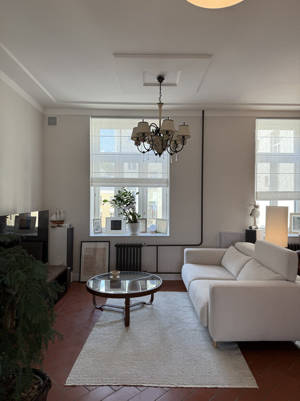 Фотография: Гостиная в стиле Современный, Эклектика, Квартира, Проект дня, Москва, Кирпичный дом, 3 комнаты, 60-90 метров, Сабина Неровня, современный с элементами классики и лофта – фото на INMYROOM