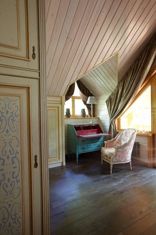 Фотография: Кабинет в стиле Прованс и Кантри, Классический, Дом, Проект недели, Екатерина Блохина, Дом и дача, Московская область, дом из бруса, Антон Корнеев, Korneev Design Workshop, гостиная с камином, как оформить деревянный дом, дом с мансардой – фото на INMYROOM