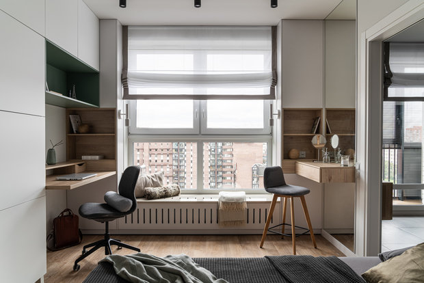 В интерьер вписано много мебели ИКЕА, которую дорабатывали и встраивали на объекте мастера. Заказную мебель установили у окна. Левая колонна от рабочего стола и белые шкафы над столом — также ИКЕА.