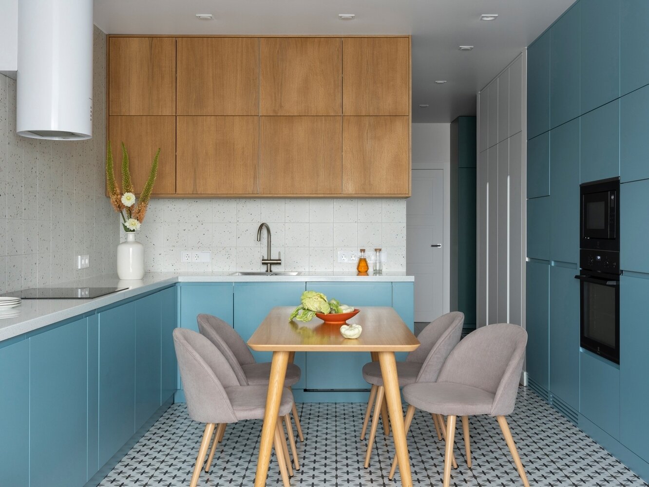 Рядом с кухней установлен светлый шкаф, предназначенный для хранения технических приборов или санитарных принадлежностей. Рядом с кухней установлен светлый шкаф, предназначенный для хранения технических приборов или санитарных принадлежностей.