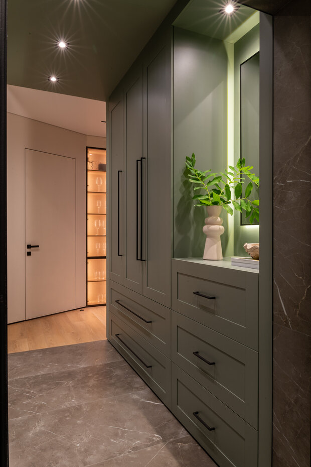 Фотография: Прихожая в стиле Современный, Малогабаритная квартира, Квартира, Проект дня, 1 комната, Монолитно-кирпичный, Юлия Волкова – фото на INMYROOM
