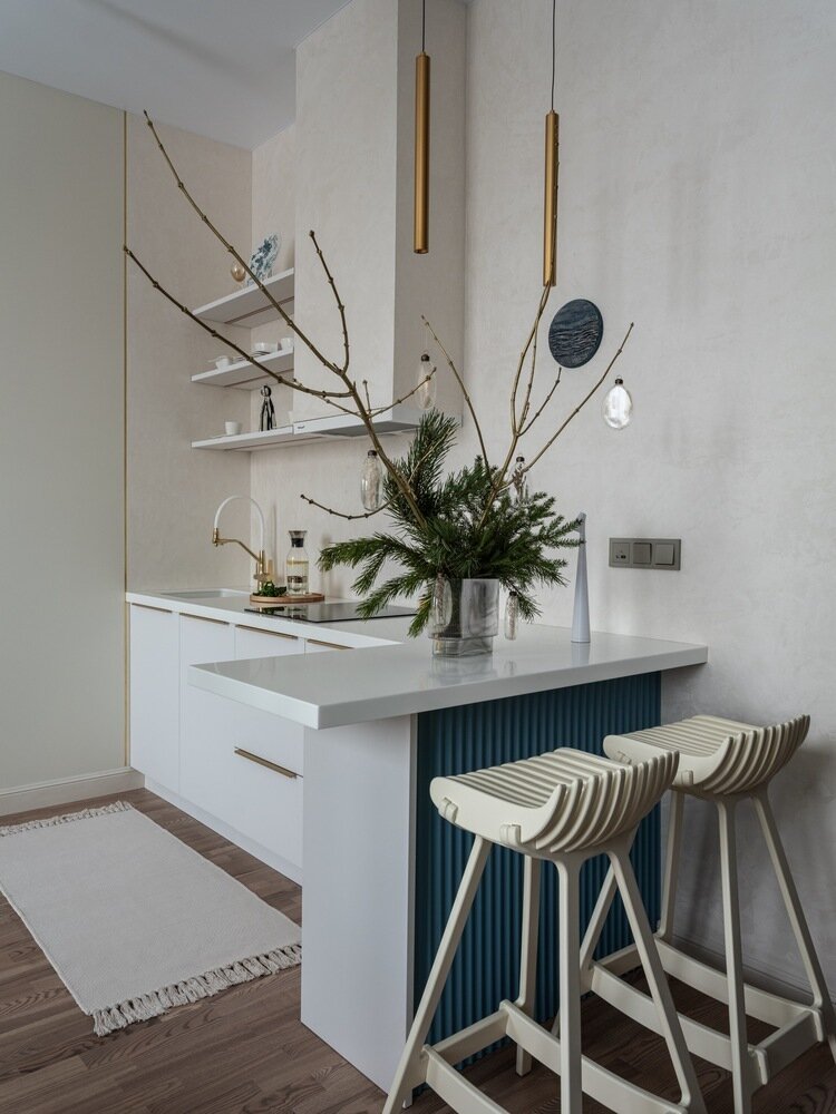 Задняя часть барной стойки также отделана панелями и выкрашена в голубой цвет. Задняя часть барной стойки также отделана панелями и выкрашена в голубой цвет.