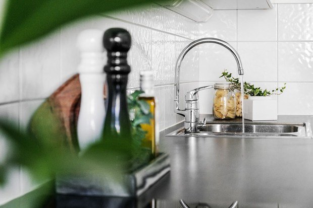 Фотография: Кухня и столовая в стиле Современный, Советы, уборка ванной комнаты, уборка кухни, экологическая сертификация, эко-советы, Meine Liebe, уборка дома, безопасный для здоровья дом, Экология, бытовая химия – фото на INMYROOM