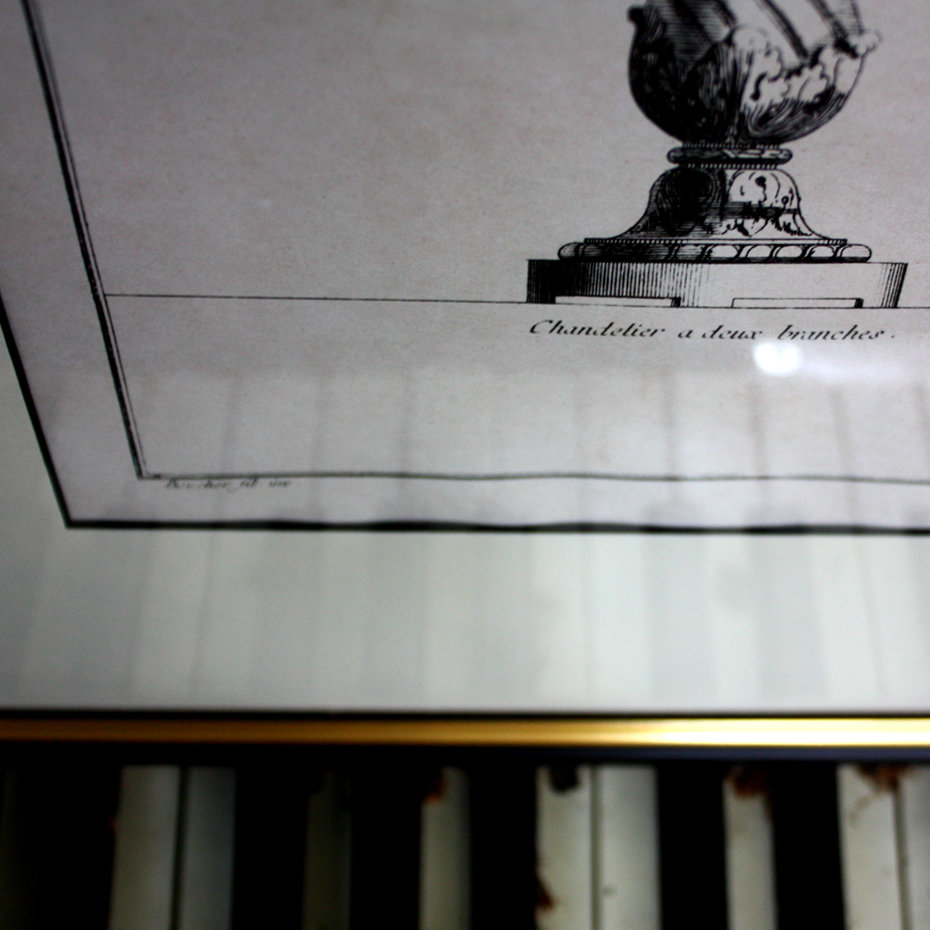 Фотография: Декор в стиле Классический, Современный, Декор интерьера, Дом, Декор дома, Цвет в интерьере, Картины, Подсвечники, Неоклассика – фото на INMYROOM