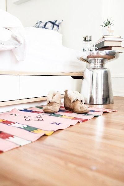 Фотография: Спальня в стиле Скандинавский, Декор интерьера, Мебель и свет, Стол – фото на INMYROOM Фотография: Спальня в стиле Скандинавский, Декор интерьера, Мебель и свет, Стол – фото на INMYROOM