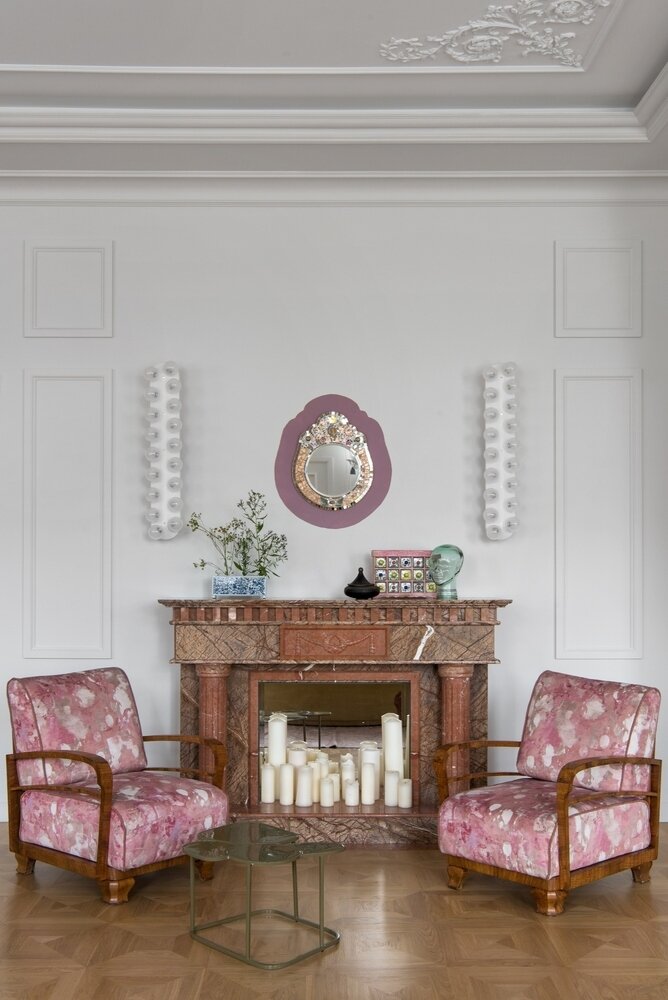 «Мы с заказчицей единогласно сошлись на любви к цвету, искусству, винтажным и старинным предметам. Мои любимые, пожалуй, кресла у камина в стиле ардеко с „Авито“. Новая современная обивка им очень к лицу», — делится дизайнер. «Мы с заказчицей единогласно сошлись на любви к цвету, искусству, винтажным и старинным предметам. Мои любимые, пожалуй, кресла у камина в стиле ардеко с „Авито“. Новая современная обивка им очень к лицу», — делится дизайнер.