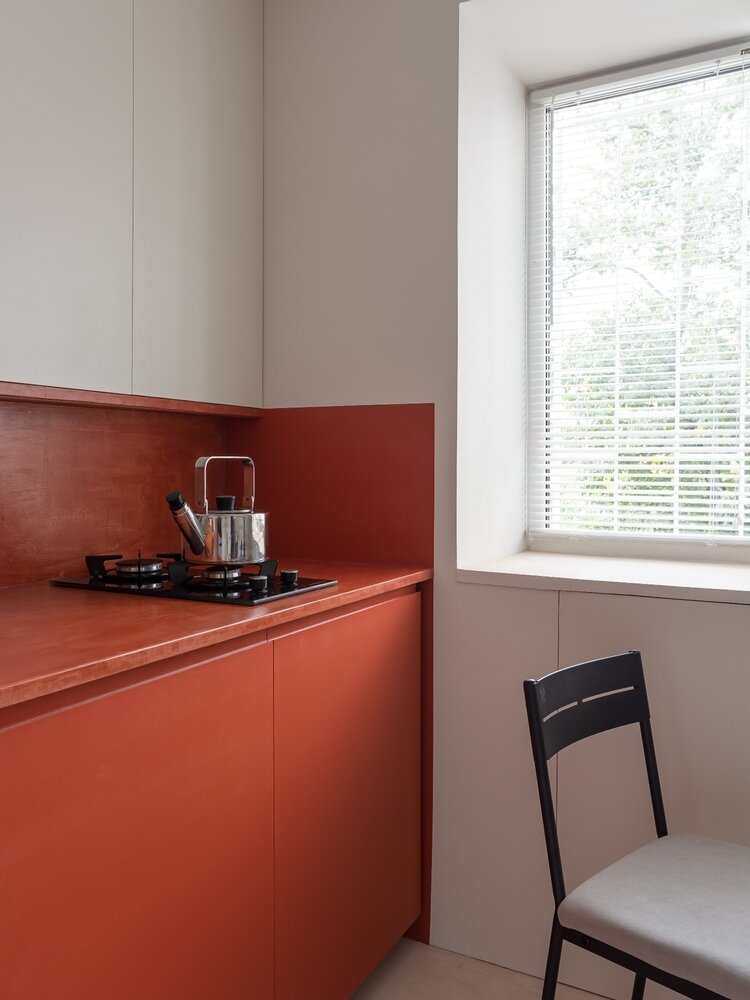 На фартуке, столешнице и полочке на кухне использовался микроцемент терракотового цвета. На фартуке, столешнице и полочке на кухне использовался микроцемент терракотового цвета.