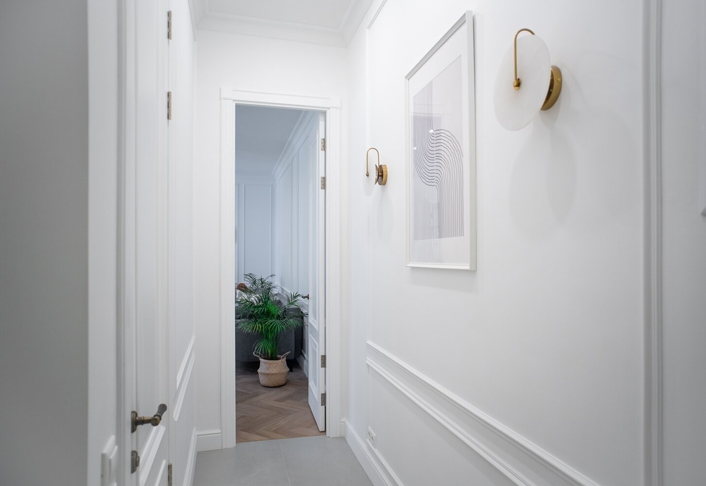 В коридоре положили керамогранит и сделали теплый пол.