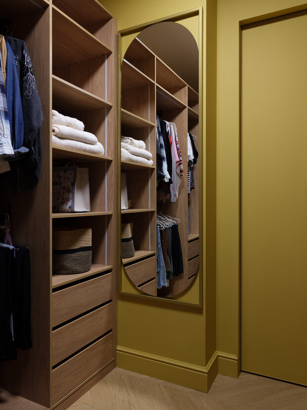 Фотография: Гардеробная в стиле Современный, Квартира, Проект дня, Москва, 4 и больше, Более 90 метров, Индивидуальный проект, обновить интерьер, современные интерьеры, дизайн 2025 – фото на INMYROOM