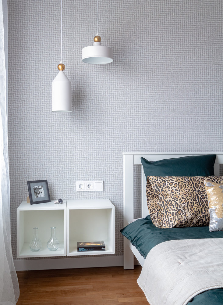 Из-за небольшого бюджета частично использовали мебель ИКЕА и старались ее обыграть. Например, полки ЭКЕТ превратили в прикроватные тумбы в спальне. А тумбу для ТВ БЕСТО поставили на высокие ножки и укомплектовали фасадами под латунь. Из-за небольшого бюджета частично использовали мебель ИКЕА и старались ее обыграть. Например, полки ЭКЕТ превратили в прикроватные тумбы в спальне. А тумбу для ТВ БЕСТО поставили на высокие ножки и укомплектовали фасадами под латунь.