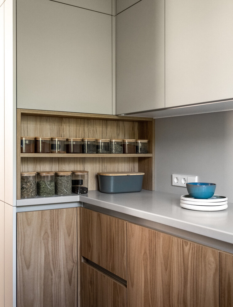 Часть кухонных шкафов перенесли в гостиную, они сделаны в цвете стен и не бросаются в глаза. Часть кухонных шкафов перенесли в гостиную, они сделаны в цвете стен и не бросаются в глаза.