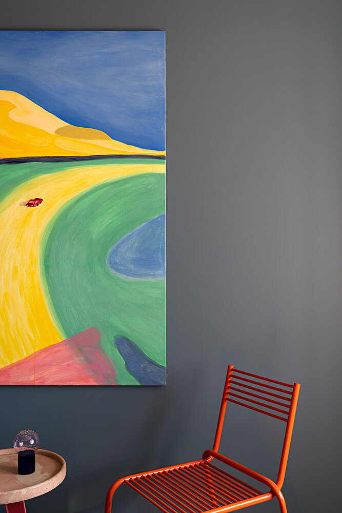 В спальне стилеобразующим элементом стала картина автора Артема Шакурова под названием «The Way», которая вызывает философские мысли о жизненном пути и передает любовь хозяина квартиры к дороге и путешествиям. Картина вплетает в себя оттенки, использованные в деталях и текстиле спальни, замыкая цветовой круг.