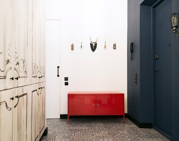 Фотография: Прихожая в стиле Лофт, Эклектика, Квартира, Россия, Проект недели, Красный, Бежевый, Желтый, Zara Home, Синий, Серый, Санкт-Петербург, ИКЕА, H&M Home, Little Greene, Юлия Тюрякова, Boho Studio, Berghoff, Salvatore Ferragamo, Loft Design, как обустроить студию – фото на INMYROOM