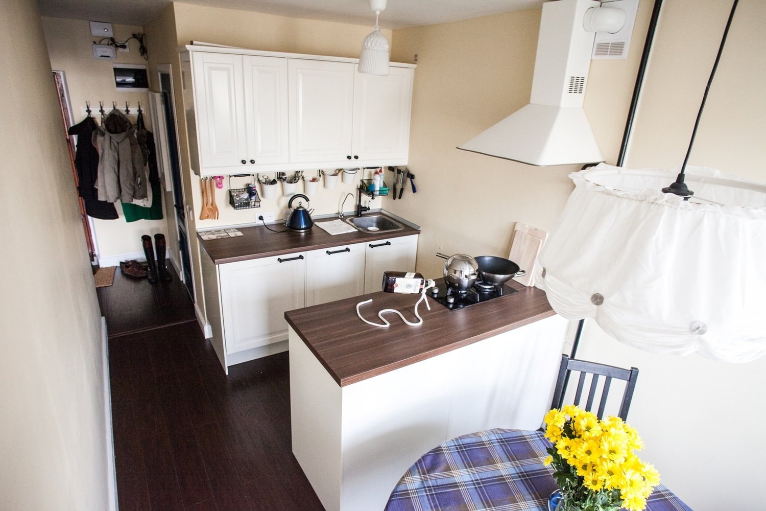 Фотография: Кухня и столовая в стиле Скандинавский, Современный, Малогабаритная квартира, Квартира, Дома и квартиры, IKEA – фото на INMYROOM Фотография: Кухня и столовая в стиле Скандинавский, Современный, Малогабаритная квартира, Квартира, Дома и квартиры, IKEA – фото на INMYROOM