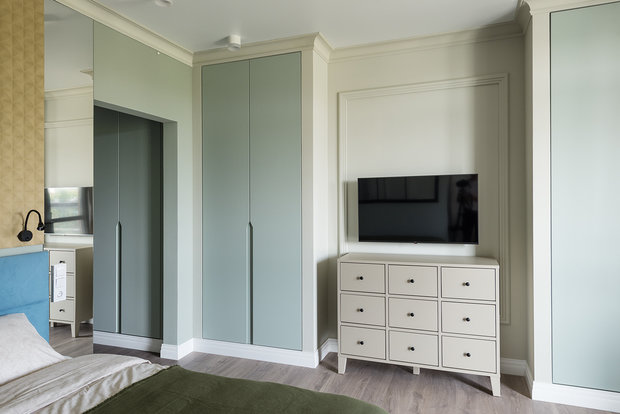 Системы хранения состоят из встроенных шкафов, для которых возвели ниши: в прихожей для верхней одежды и в гостиной под узкие шкафы. Все на заказ.