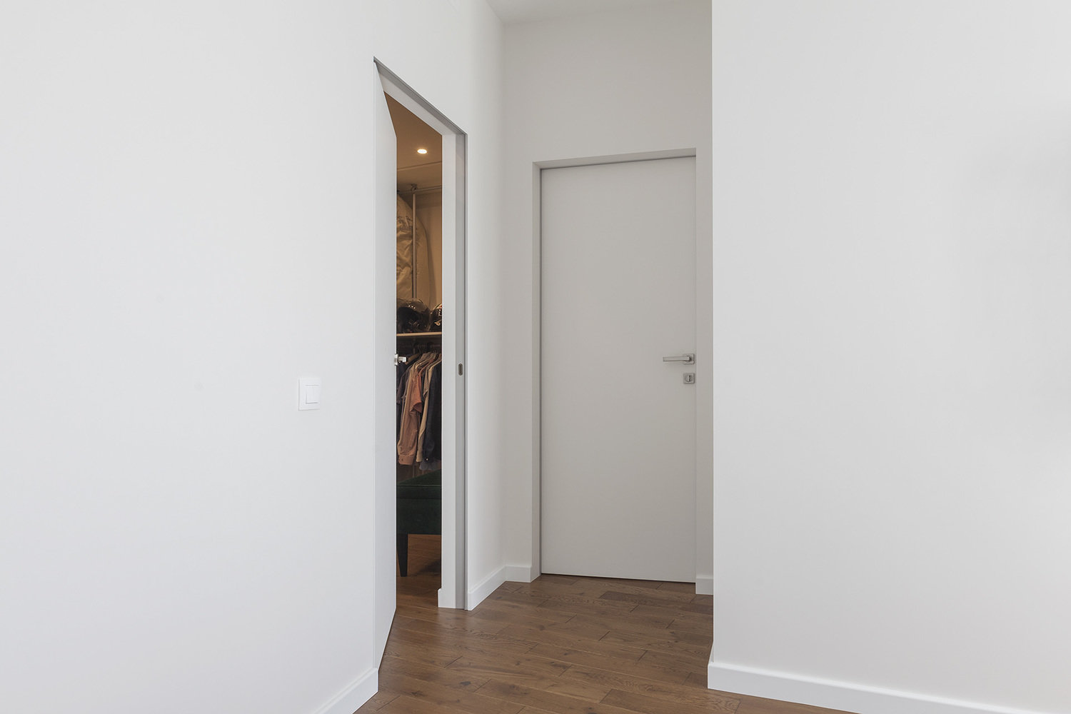 Фотография: Прихожая в стиле Минимализм, Современный, Квартира, Проект недели, Москва, Монолитный дом, 4 и больше, Более 90 метров, Максим Новиньков, INMYROOM_ВИДЕО, INMYROOM TV – фото на INMYROOM Фотография: Прихожая в стиле Минимализм, Современный, Квартира, Проект недели, Москва, Монолитный дом, 4 и больше, Более 90 метров, Максим Новиньков, INMYROOM_ВИДЕО, INMYROOM TV – фото на INMYROOM