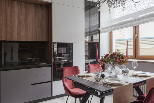 Рядом с окном получился шкаф с дополнительной столешницей, которую можно использовать для дополнительной бытовой техники или мини-бара.