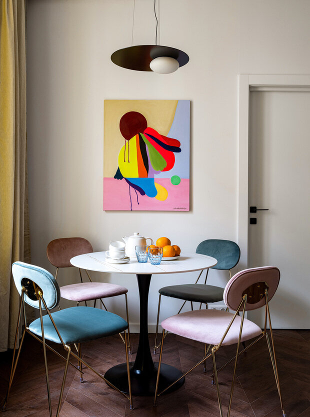 Наталия Турченко вписала в проект свои собственные картины. Они делают интерьер живым, душевным и эксклюзивным.