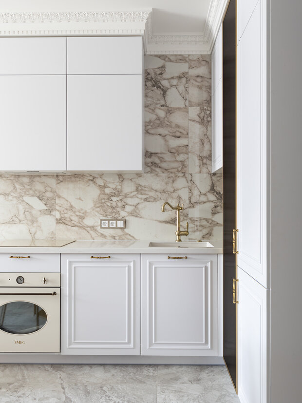 Фотография: Кухня и столовая в стиле Классический, Современный, Квартира, Проект дня, Москва, Монолитный дом, 1 комната, 40-60 метров, Алина Мурашова – фото на INMYROOM