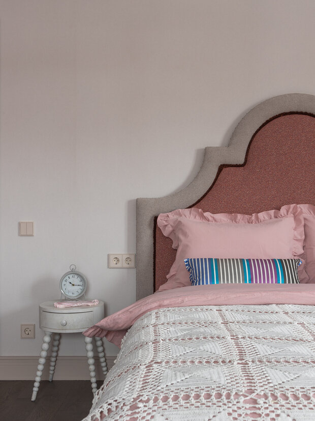 Интерьер спальни в стиле Прованс и Кантри с розовым текстилем