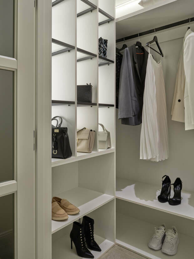 Фотография: Гардеробная в стиле Современный, Классический, Квартира, Проект дня, Москва, 2 комнаты, 40-60 метров, Индивидуальный проект, Лина Князева, ЖК «Серебряный парк» – фото на INMYROOM