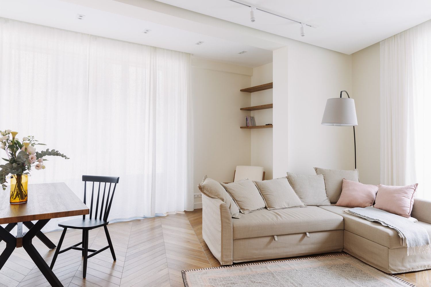 Угловой диван раскладывается, удобно принимать гостей. Угловой диван раскладывается, удобно принимать гостей.