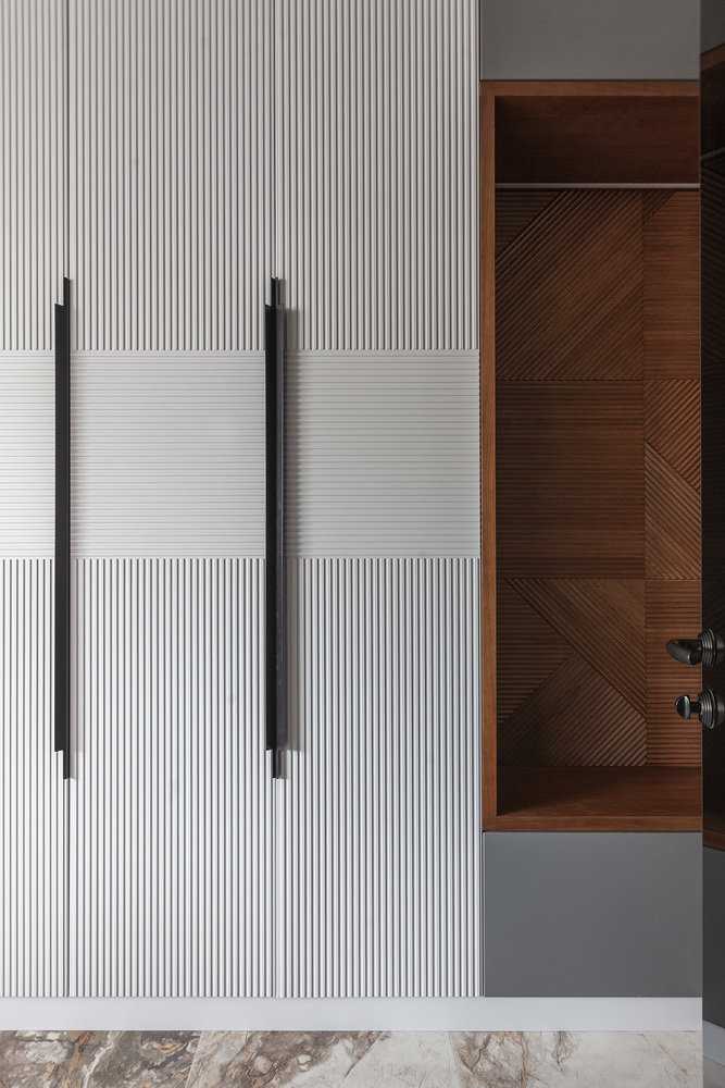 Мебель выполнена из шпона дуба и эмалированной МДФ с фрезеровкой. Мебель выполнена из шпона дуба и эмалированной МДФ с фрезеровкой.