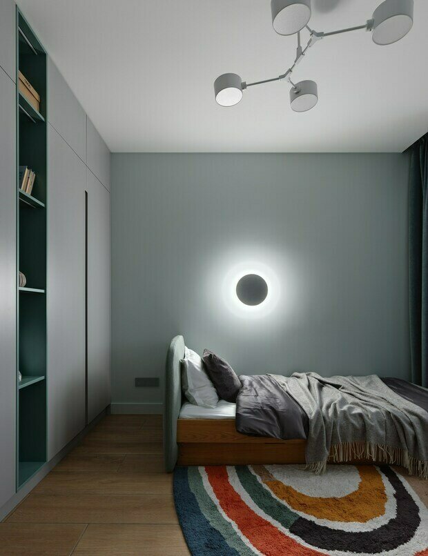 Неотъемлемой частью интерьера стал пушистый ковер с элементами синих, красных и оранжевых цветов.