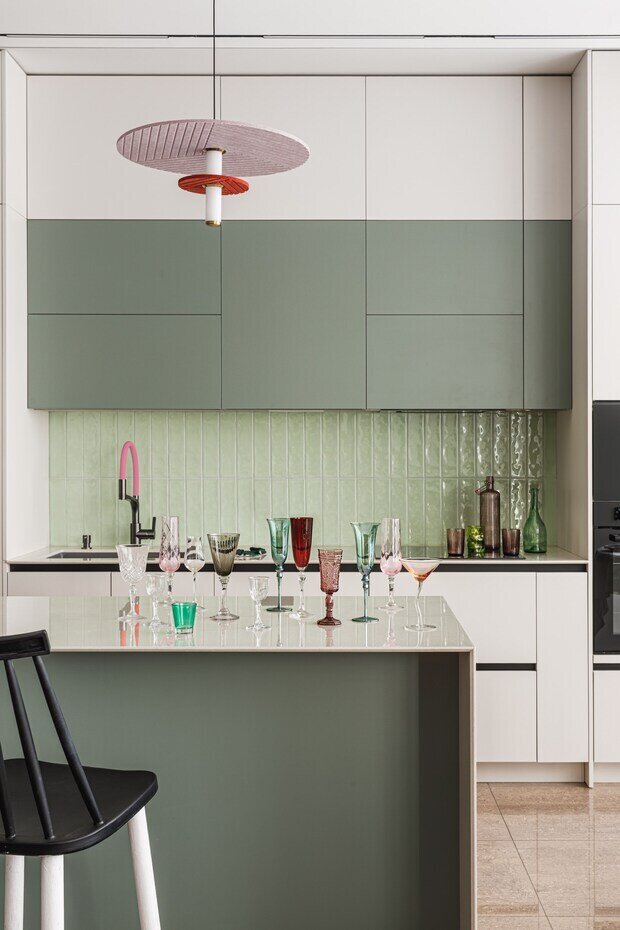 Фотография: Кухня и столовая в стиле Современный, Квартира, Проект дня, Кирпичный дом, 4 и больше, Более 90 метров, Алматы, современный с элементами эклектики, Марина Сапунова, Анара Байшулакова – фото на INMYROOM