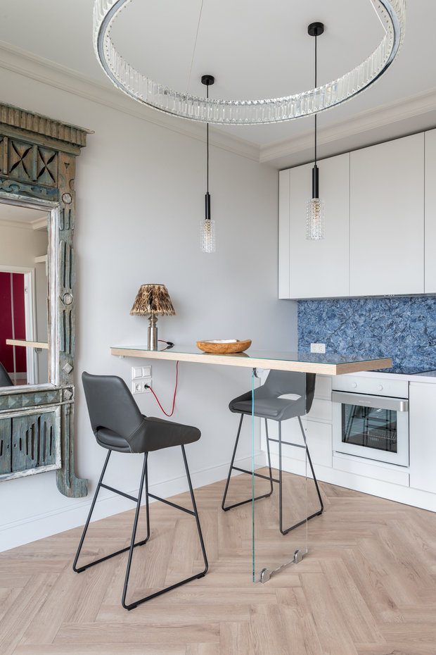 Все стены окрашены интерьерной краской Derufa, столешница и фартук кухни сделаны из кварцевого агломерата. 