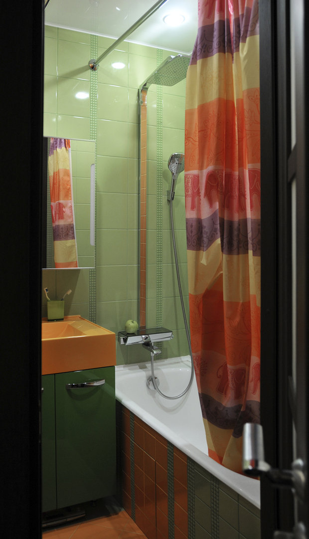 Интерьер ванной в стиле эклектика с яркой плиткой и текстилем