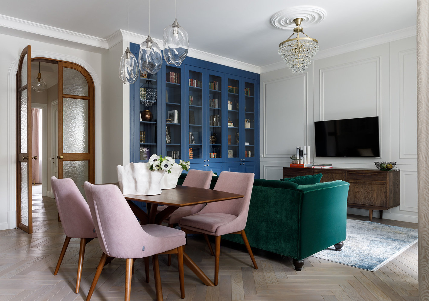 Изысканные вазы керамиста Светланы Левадной украсили стол в гостиной. Изысканные вазы керамиста Светланы Левадной украсили стол в гостиной.