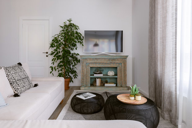 Комод, на котором стоит ТВ, приехал из Индии. 