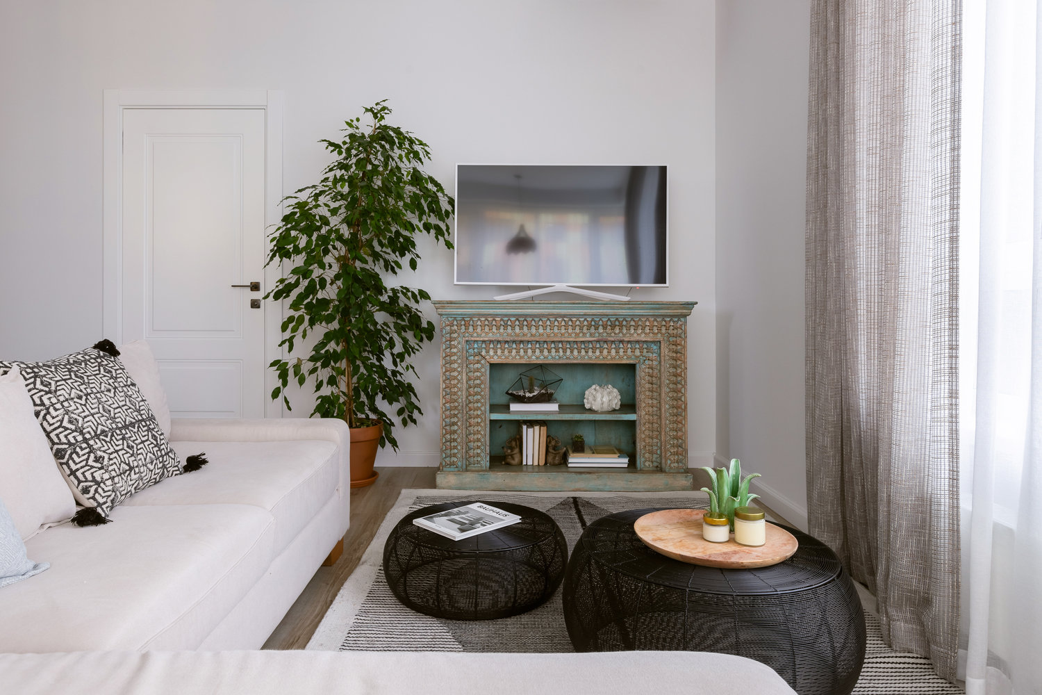 Комод, на котором стоит ТВ, приехал из Индии.