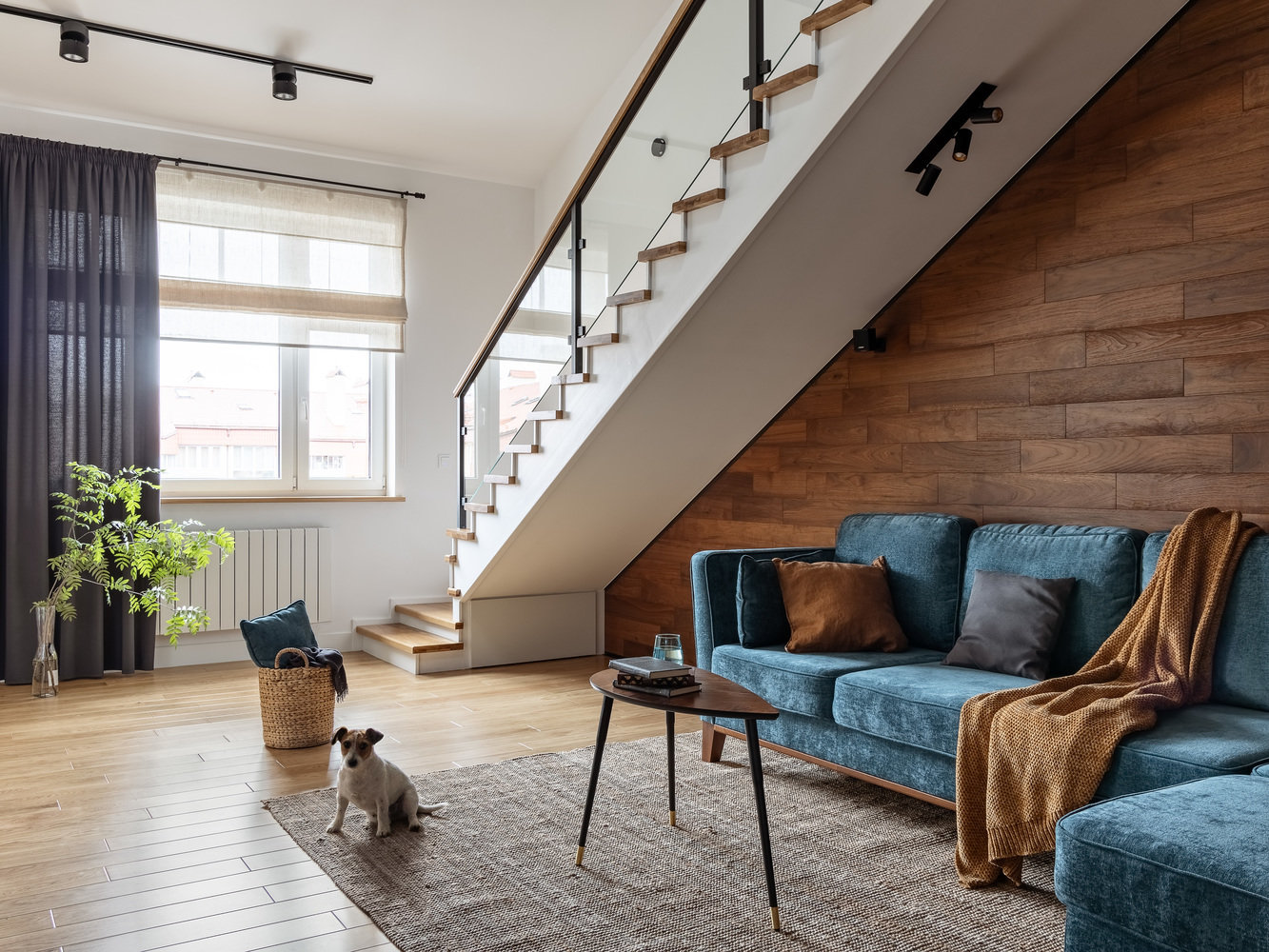 В интерьере преобладает единая цветовая палитра: паркетная доска из дуба на полу и покрашенные в белый цвет стены. Декор и текстиль тонко подчеркивают экологическую стилистику. Например, в гостиной расположились ковер из натурального джута нейтральных тонов и большая плотная корзина для хранения из водного гиацинта, которые перекликаются с абажуром ручной работы из морских водорослей из столовой зоны. В интерьере преобладает единая цветовая палитра: паркетная доска из дуба на полу и покрашенные в белый цвет стены. Декор и текстиль тонко подчеркивают экологическую стилистику. Например, в гостиной расположились ковер из натурального джута нейтральных тонов и большая плотная корзина для хранения из водного гиацинта, которые перекликаются с абажуром ручной работы из морских водорослей из столовой зоны.