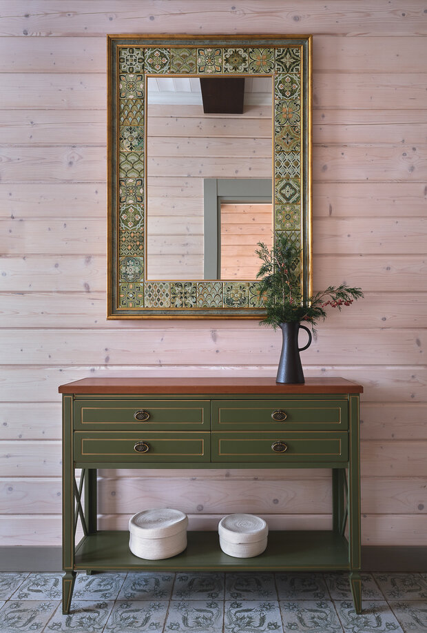 В прихожей зеркало работы Анастасии Ропало из плитки, расписанной вручную.