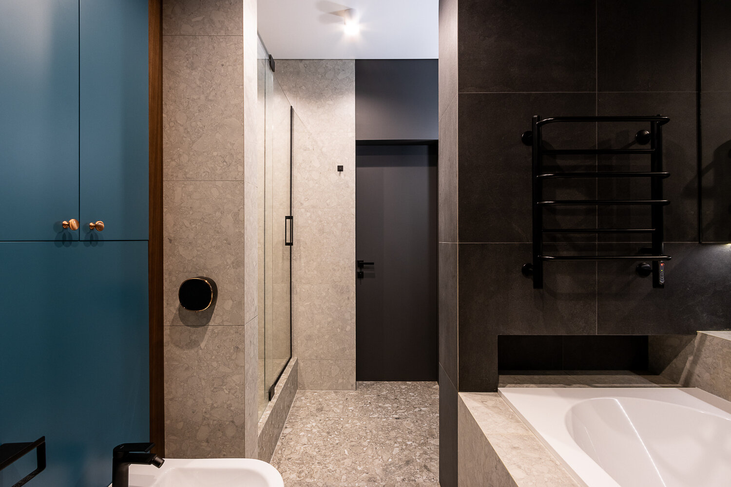 Фотография: Ванная в стиле Современный, Квартира, Проект недели, Санкт-Петербург, 4 и больше, Более 90 метров, Монолитно-кирпичный, UNIARCH, Юлия Леопольд – фото на INMYROOM Фотография: Ванная в стиле Современный, Квартира, Проект недели, Санкт-Петербург, 4 и больше, Более 90 метров, Монолитно-кирпичный, UNIARCH, Юлия Леопольд – фото на INMYROOM