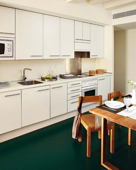 Фотография: Кухня и столовая в стиле Минимализм, Малогабаритная квартира, Квартира, Цвет в интерьере, Дома и квартиры, Зеленый – фото на INMYROOM