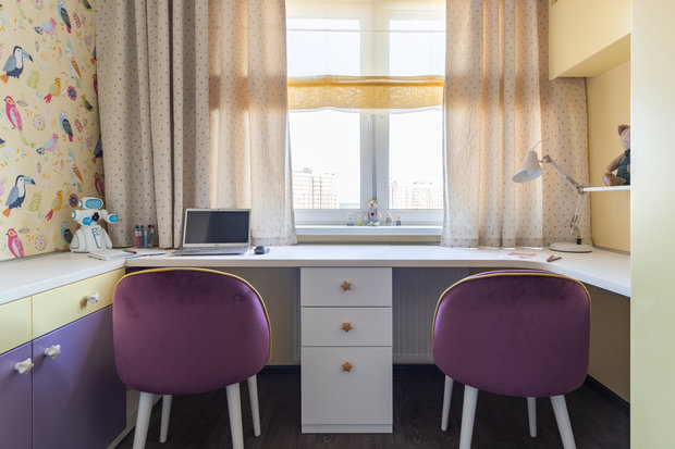 Стол примыкает к стене с окном, поэтому логично было повесить короткие шторы. Выбрали классный рисунок в горошек для портьер и тонкую ткань
лимонного цвета для римской шторы. Текстилем во всей квартире занималась дизайнер по шторам Ирина Русакова.