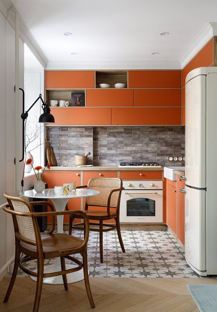 Фотография: Кухня и столовая в стиле Современный, Эклектика, Малогабаритная квартира, Квартира, Проект недели, Москва, Хрущевка, 2 комнаты, 40-60 метров, Мария Гульбекян, Анастасия Гурова – фото на INMYROOM