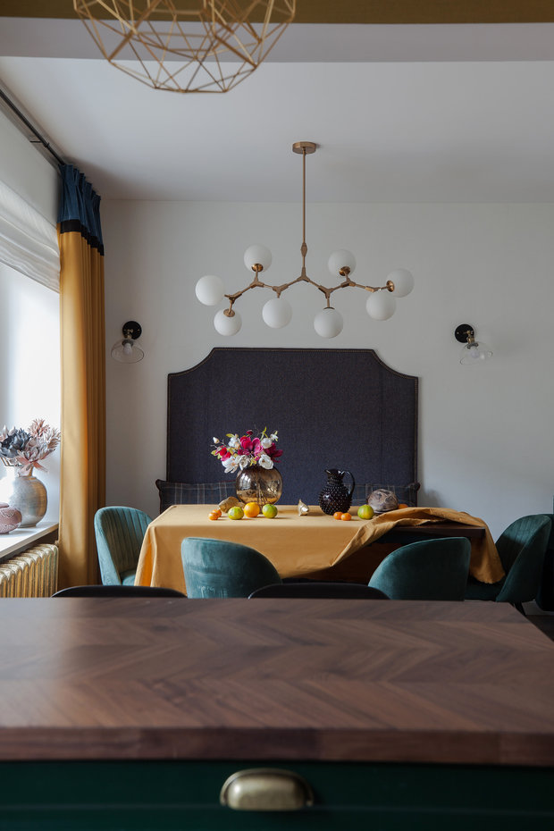 При небольшом бюджете дизайнеру удалось создать стильный и уникальный интерьер за счет глубоких, но благородных цветов в пространстве. 