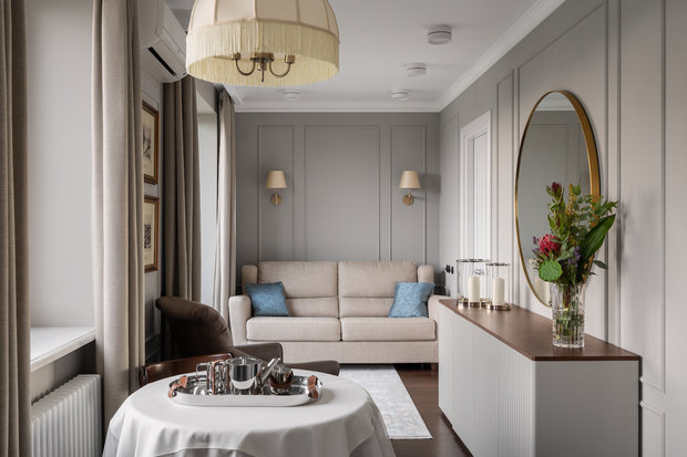 Главной особенностью проекта стал пол из массивной доски, который удалось сохранить. Стены и молдинги выкрашены специальной краской с измельченной мраморной крошкой, которую можно мыть даже губкой.