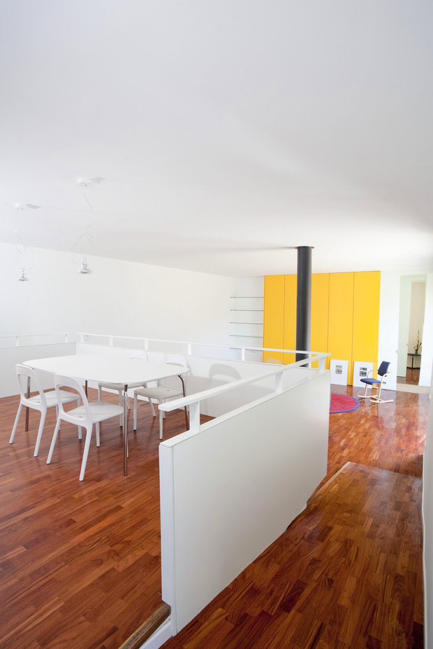 Фотография: Кухня и столовая в стиле Минимализм, Современный, Хай-тек, Дом, Испания, Архитектура, Ландшафт, Планировки, Мебель и свет, Белый, Черный, Желтый, Серый, Коричневый, Эко, Дом и дача – фото на INMYROOM