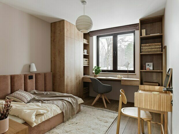 В детской девочки убрали один центральный ящик, чтобы было удобно пользоваться рабочим местом.