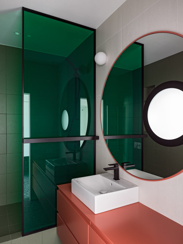 В санузле повторяется сочетание терракотового и зеленого оттенка.