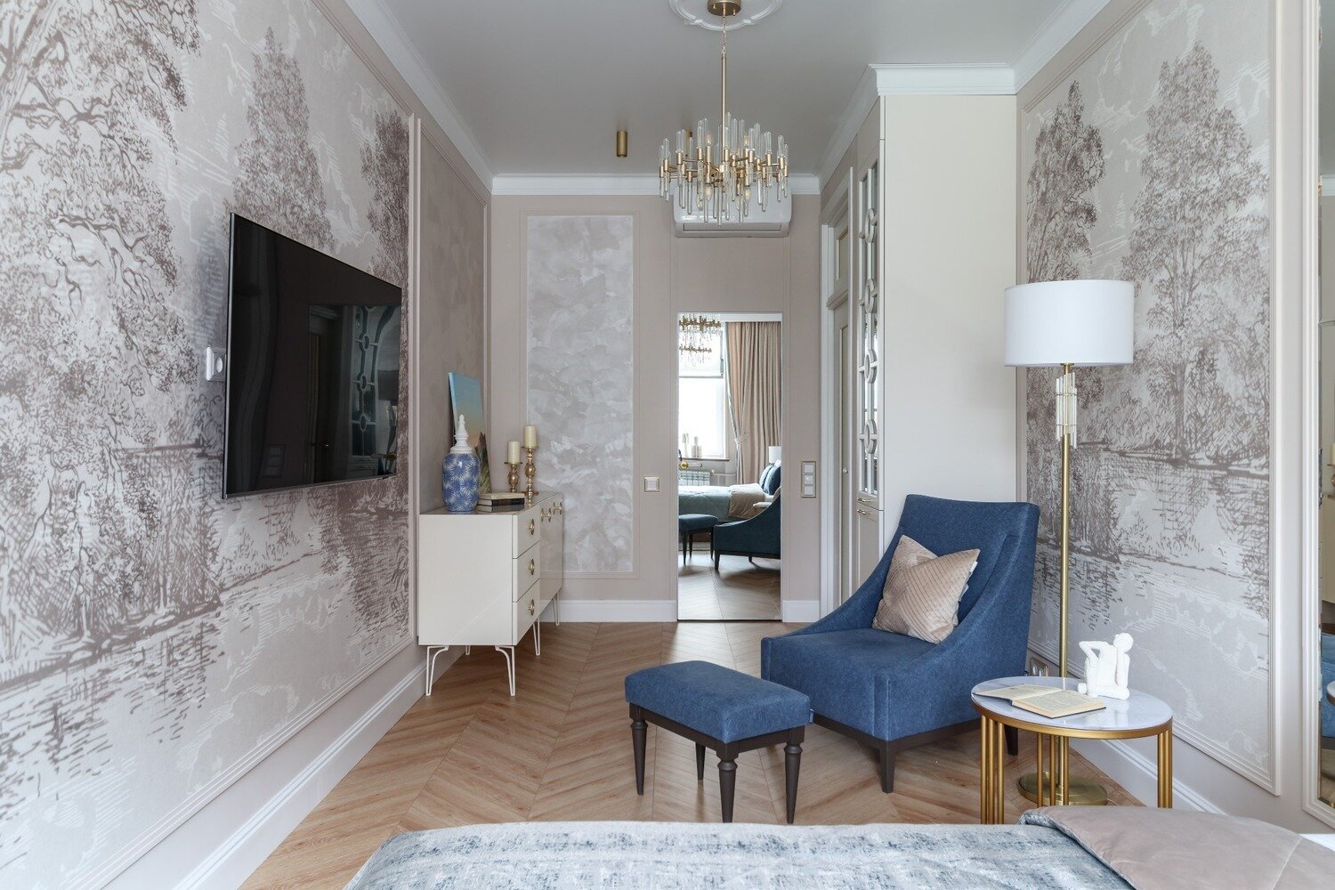 За зеркальной дверью спальни находится гардеробная. Там же размещается хозблок из стиральной машины и водонагревателя. За зеркальной дверью спальни находится гардеробная. Там же размещается хозблок из стиральной машины и водонагревателя.