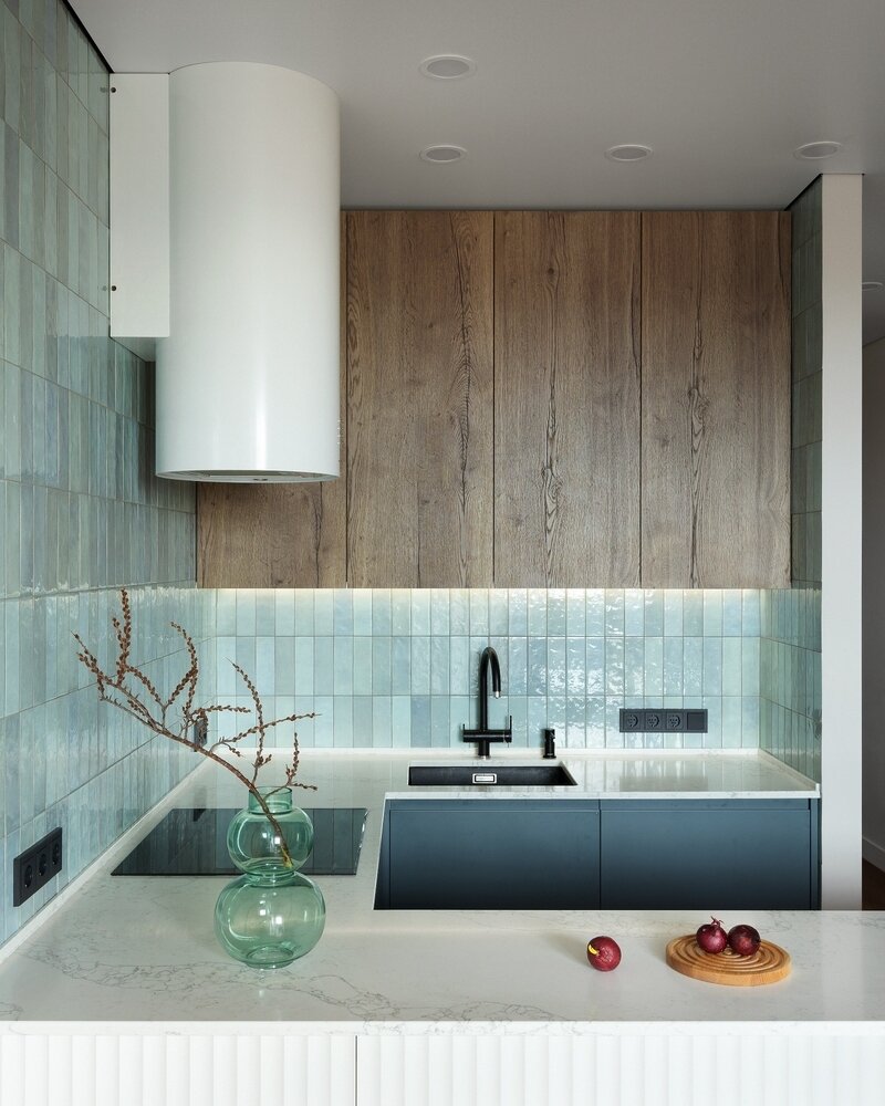 Фотография: Кухня и столовая в стиле Современный, Квартира, Проект недели, Казань, 4 и больше, 60-90 метров, Монолитно-кирпичный, Студия Komnata, Юлия Гамаюнова – фото на INMYROOM