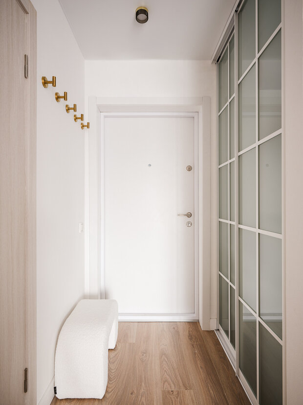 Фотография: Прихожая в стиле Современный, Малогабаритная квартира, Квартира, Проект дня, Красногорск, Московская область, 1 комната, до 40 метров, Ольга Мирзабаева, современный с элементами классики и роскоши, Дарья Постникова – фото на INMYROOM