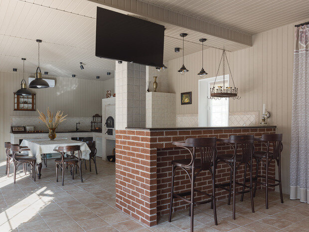 Фотография: Кухня и столовая в стиле Современный, Эклектика, Дом, Проект дня, Дом и дача, Татарстан, Кирпичный дом, 4 и больше, Более 90 метров, современный с элементами классики и роскоши, Зарина Гайворонская – фото на INMYROOM