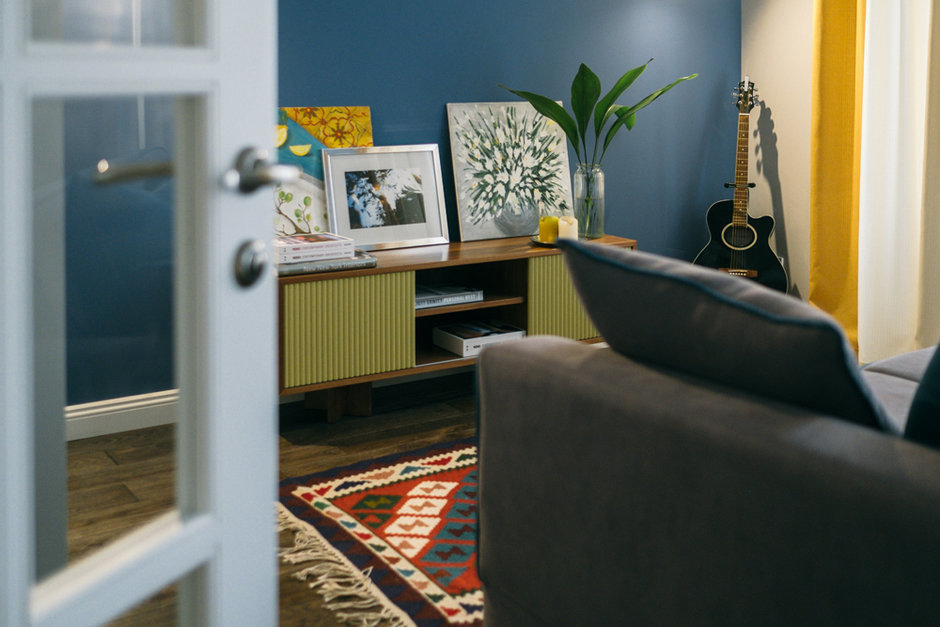 Фотография: Гостиная в стиле Скандинавский, Квартира, Гид, современный интерьер в хрущевке, Хрущевка – фото на INMYROOM Фотография: Гостиная в стиле Скандинавский, Квартира, Гид, современный интерьер в хрущевке, Хрущевка – фото на INMYROOM